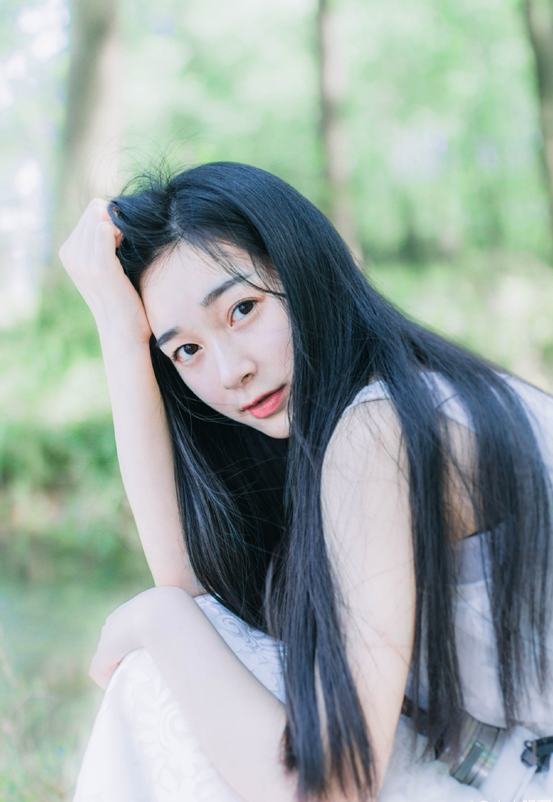 “下去吧，让人通知文和先生过来。”吕布靠在椅靠上，淡然道。